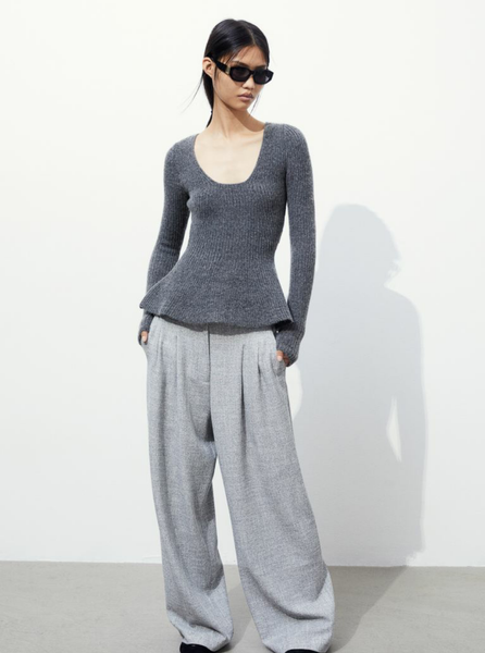 Жіночий приталений светр з вирізом Н&М (56328) XS Сірий 56328 фото
