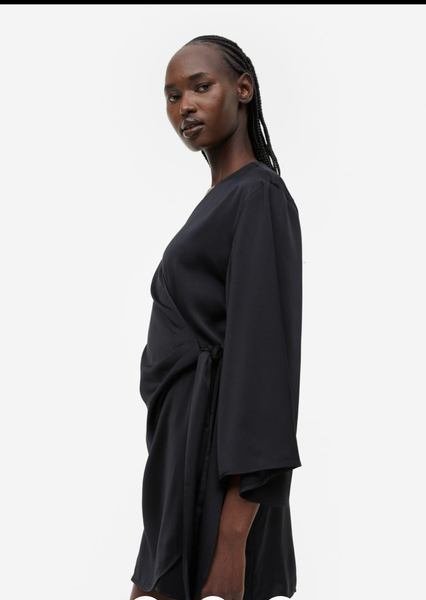 Жіноча атласна сукня на запах H&M (55692) S Чорна 55692 фото