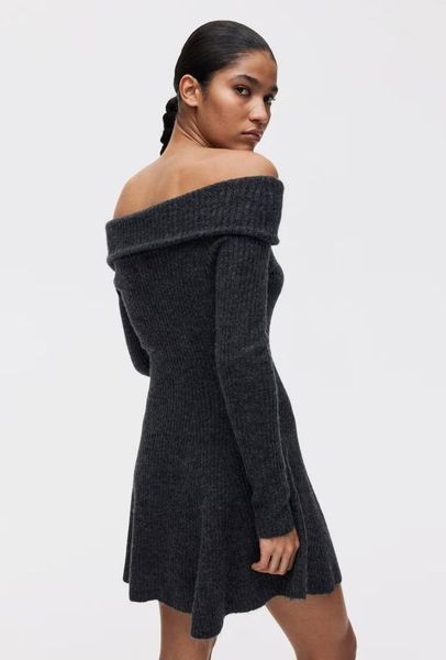 Женское ребристое вязаное платье с открытыми плечами H&M (58677) XS Темно-серое 58677 фото