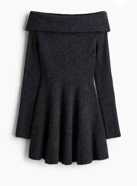 Женское ребристое вязаное платье с открытыми плечами H&M (58677) XS Темно-серое 58677 фото